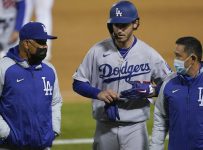 Dodgers’ Bellinger has hairline fracture in left leg