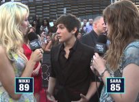 Nikki & Sara Touch Celebrities on the MTV 2013 Video Music Awards Red Carpet