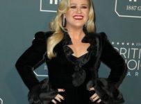 Kelly Clarkson wants legal single status restored – Music News