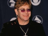 Sir Elton John postpones German shows – Music News
