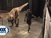 Halloween dinosaur shocks Suns' players