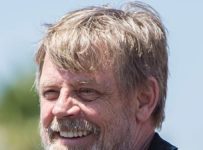 Mark Hamill Proves Theory That Tweeting His Name Will Get Over 1k Likes