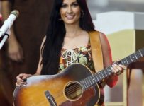 Kacey Musgraves confirms she performed nude on Saturday Night Live – Music News