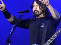 Dave Grohl was told Kurt Cobain died a month before he committed suicide – Music News