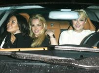 Paris Hilton reflects on Lindsay Lohan, Britney Spears photo
