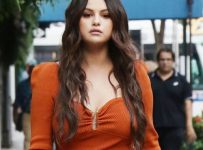 Selena Gomez wears Rare Beauty products in Only Murders in the Building – Music News