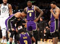 Lakers say Davis out at least 4 weeks due to foot