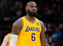 Lakers crumble at hands of West-worst Rockets