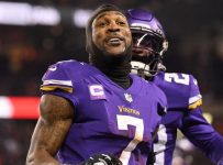 Star CB Peterson says he’s re-signing with Vikes